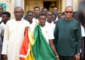 Mondial U17 : Amara Diouf et ses coéquipiers ont reçu le drapeau national - wiwsport