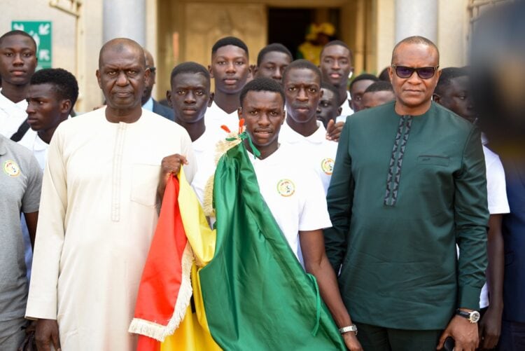 Mondial U17 : Amara Diouf et ses coéquipiers ont reçu le drapeau national - wiwsport