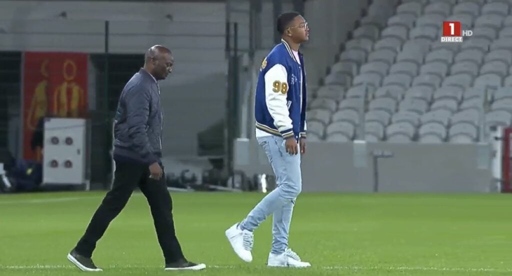 Sénégal vs Cameroun : Le fils de Pape Bouba Diop et Roger Milla ont donné le coup d’envoi ! - wiwsport Sénégal vs Cameroun : Le fils de Pape Bouba Diop et Roger Milla ont donné le coup d’envoi ! - wiwsport