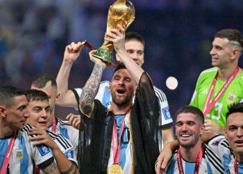 Award ceremony, Lionel MESSI (ARG) with cup, cup, trophy, team photo, team, team, team photo. jubilation, joy, enthusiasm, game 64, FINAL Argentina - France 4-2 nE (3-3) on December 18th, 2022, Lusail Stadium Football World Cup 20122 in Qatar from November 20th. - 18.12.2022 ? - Photo by Icon sport