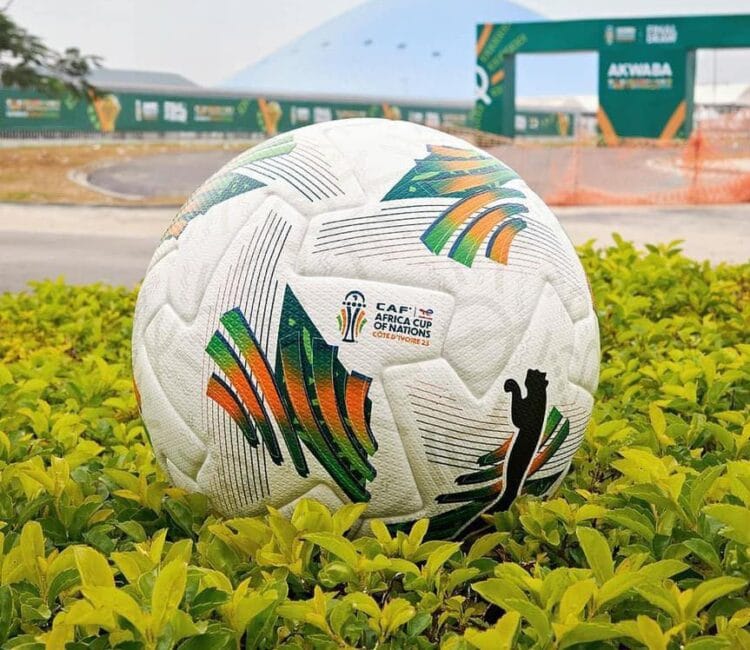 CAN 2023 - En hommage à une légende ivoirienne, POKOU, voici le ballon officiel de la compétition ! - wiwsport CAN 2023 - En hommage à une légende ivoirienne, POKOU, voici le ballon officiel de la compétition ! - wiwsport