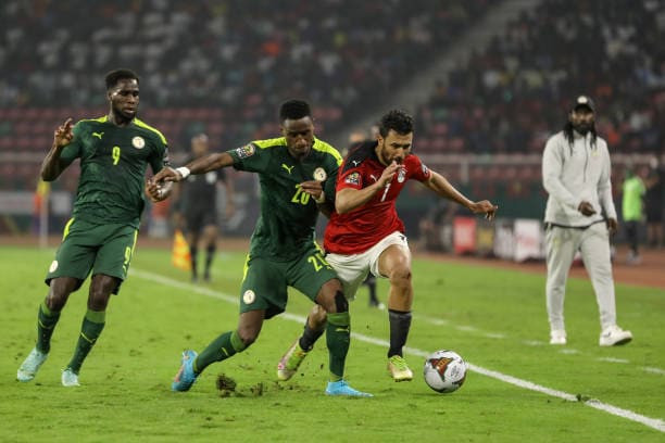Aliou Cissé sur l'absence de Bouna Sarr : "Je suis un fervent défenseur de Bouna, mais les réalités sont sportives" - wiwsport (20) Bouna Sarr of Senegal team battel for the ball with (7) Trézéguet of Egypt team during the 2021 Africa Cup of Nations final soccer match between Senegal and Egypt at the Paul Biya 'Olembe' Stadium, Yaounde, Cameroon 06 February 2022. (Photo by Ayman Aref/NurPhoto via Getty Images)
