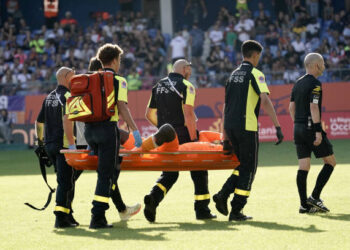 Ligue 1 : Mory Diaw (Clermont) touché par un pétard et évacué sur civière à Montpellier - wiwsport