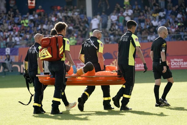 Ligue 1 : Mory Diaw (Clermont) touché par un pétard et évacué sur civière à Montpellier - wiwsport Ligue 1 : Mory Diaw (Clermont) touché par un pétard et évacué sur civière à Montpellier - wiwsport