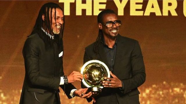 Aliou Cissé sur Rigobert Song : "On se parlait au téléphone, mais depuis qu'il sait qu'on va les jouer, je ne l'ai plus (rires)..." - wiwsport Aliou Cissé sur Rigobert Song : "On se parlait au téléphone, mais depuis qu'il sait qu'on va les jouer, je ne l'ai plus (rires)..." - wiwsport