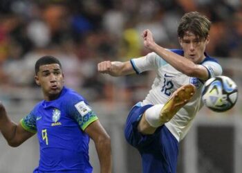 Brazil's Kaua Elias (L) and England's Harrison Murray-Campbell (R) fight for the ball during the 2023 FIFA U-17 World Cup Indonesia qualification football match between England and Brazil at Jakarta International Stadium in Jakarta on November 17, 2023. (Photo by BAY ISMOYO / AFP)