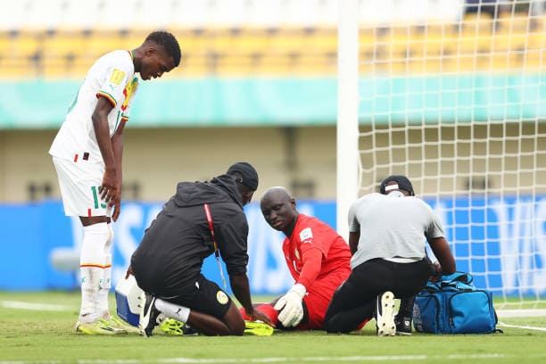 Mondial U17 : Le portier des Lionceaux, Serigne Diouf, sort sur blessure contre le Japon - wiwsport Mondial U17 : Le portier des Lionceaux, Serigne Diouf, sort sur blessure contre le Japon - wiwsport
