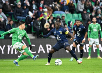 Ligue 2 : Pau et Henri Saivet renversent Saint-Etienne - wiwsport