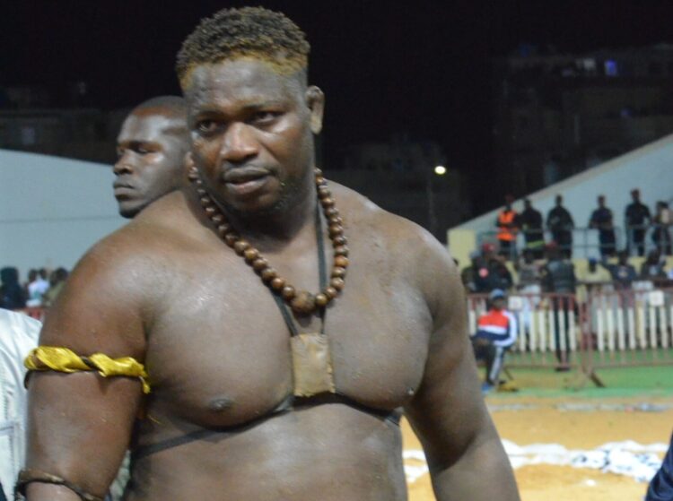 Lamb : Malmené par Eumeu Sène, Tapha Tine s'en sort in extremis et bat Tay Shinger - wiwsport Lamb : Malmené par Eumeu Sène, Tapha Tine s'en sort in extremis et bat Tay Shinger - wiwsport