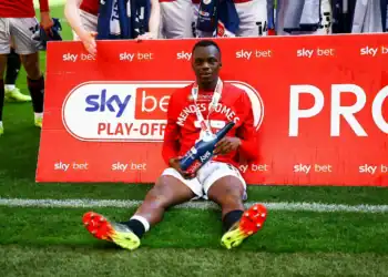 Carlos Mendes Gomes célébre le titre des Play-offs Championship 2023 avec Luton Twon