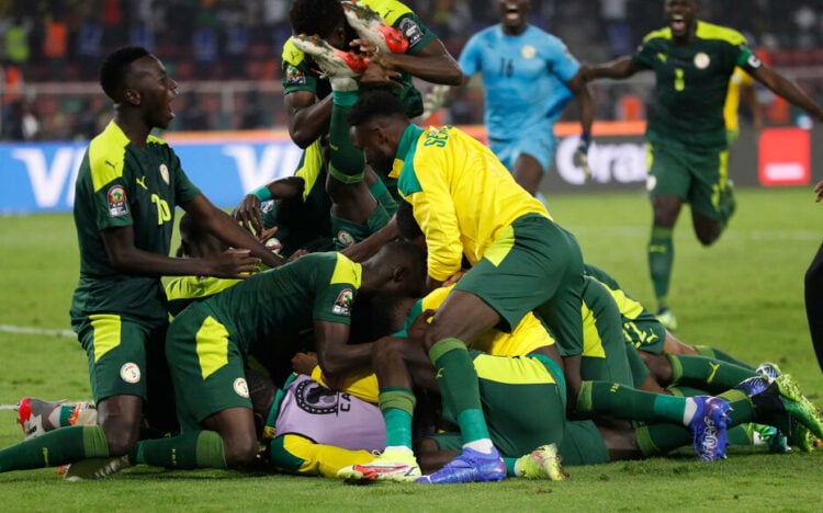 CAN 2023 : Quels Lions dans la liste définitive d'Aliou Cissé ? - wiwsport Soccer Football - Africa Cup of Nations - Final - Senegal v Egypt - Olembe Stadium, Yaounde, Cameroon - February 6, 2022 Senegal players celebrate winning the penalty shoot out REUTERS/Mohamed Abd El Ghany