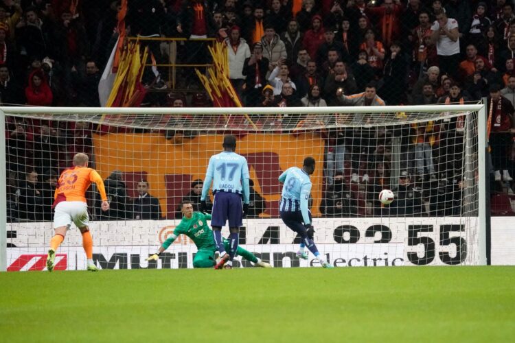 Süper Lig : Mbaye Niang (Adana Demirspor) buteur contre Galatasaray - wiwsport