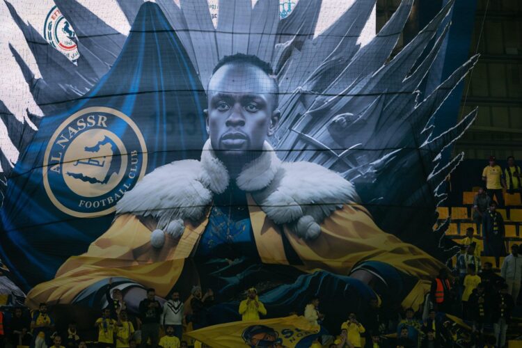 Al-Nassr : Le tifo exceptionnel des supporters pour Sadio Mané, pour son dernier match à domicile avant la CAN - wiwsport Al-Nassr : Le tifo exceptionnel des supporters pour Sadio Mané, pour son dernier match à domicile avant la CAN - wiwsport