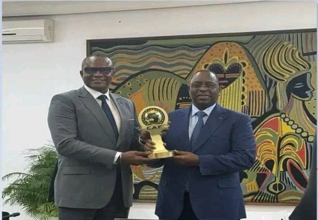 Prix d'Excellence CAF Awards 2023 : Le président Macky Sall a reçu son trophée - wiwsport Prix d'Excellence CAF Awards 2023 : Le président Macky Sall a reçu son trophée - wiwsport