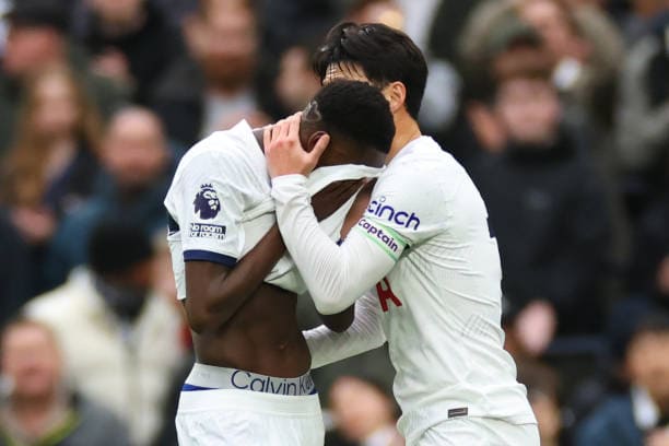 Tottenham - Buteur, Pape Matar Sarr sort sur blessure, la grosse frayeur avant la CAN ! - wiwsport LONDON, ENGLAND - DECEMBER 31: Pape Matar Sarr of Tottenham Hotspur with Son Heung-min as he leaves the game injured during the Premier League match between Tottenham Hotspur and AFC Bournemouth at Tottenham Hotspur Stadium on December 31, 2023 in London, England. (Photo by Marc Atkins/Getty Images)