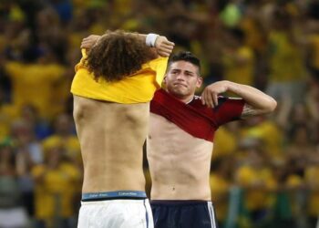 Brazil's David Luiz and Colombia's James Rodriguez exchange jerseys after their 2014 World Cup quarter-finals at the Castelao arena in Fortaleza July 4, 2014. REUTERS/Jorge Silva (BRAZIL  - Tags: TPX IMAGES OF THE DAY SOCCER SPORT WORLD CUP)