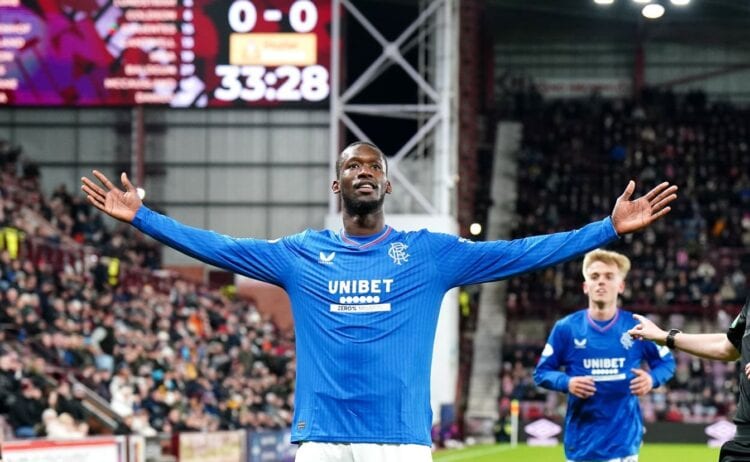 Premiership : Glasgow Rangers s'impose contre Heart of Midlothian grâce à Abdallah Sima - wiwsport Premiership : Glasgow Rangers s'impose contre Heart of Midlothian grâce à Abdallah Sima - wiwsport
