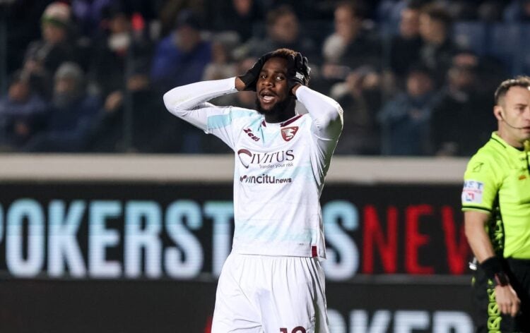 Salernitana : Boulaye Dia sort sur blessure contre l'AC Milan - wiwsport Salernitana : Boulaye Dia sort sur blessure contre l'AC Milan - wiwsport