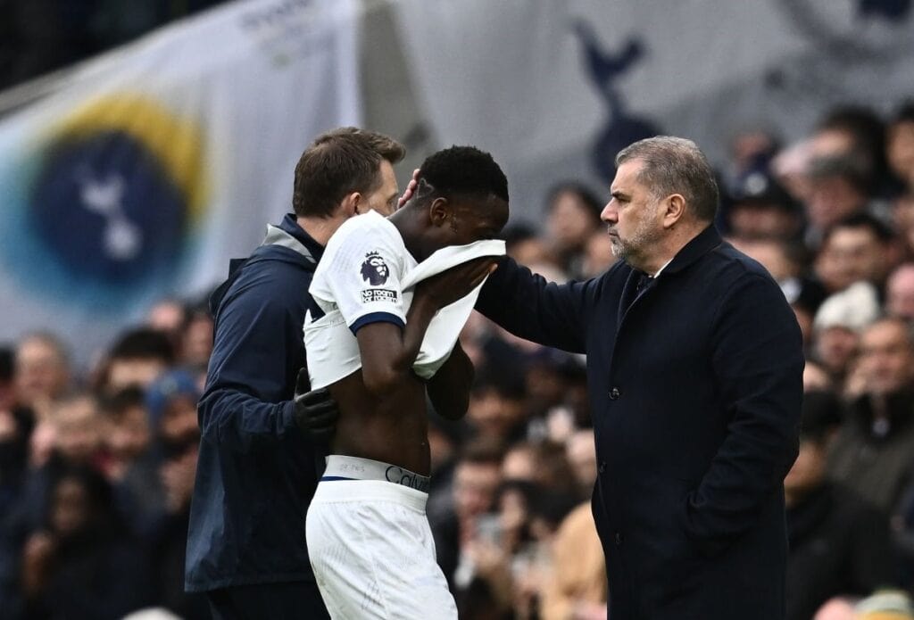 Ange Postecoglou sur la blessure de Pape Matar Sarr : « Il est touché aux ischio-jambiers, il est ému car il veut représenter son pays » - wiwsport Ange Postecoglou sur la blessure de Pape Matar Sarr : « Il est touché aux ischio-jambiers, il est ému car il veut représenter son pays » - wiwsport