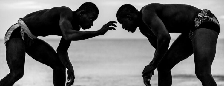 Arrivés en Espagne par la mer, des jeunes migrants sénégalais s’adonnent à la lutte dans les iles Canaries - wiwsport