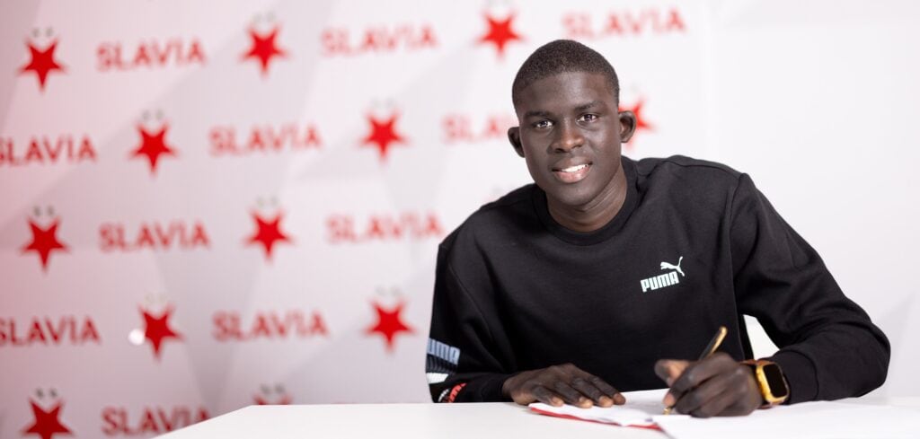 Mercato - Officiel : El Hadji Malick Diouf signe au Slavia Prague jusqu'en 2028 - wiwsport Mercato - Officiel : El Hadji Malick Diouf signe au Slavia Prague jusqu'en 2028 - wiwsport
