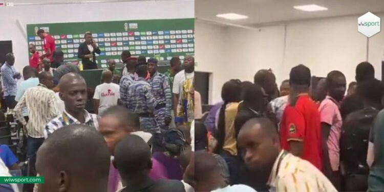 CAN 2023 - Sénégal vs Guinée : Une bagarre éclate entre les journalistes Sénégalais et Guinéens - wiwsport CAN 2023 - Sénégal vs Guinée : Une bagarre éclate entre les journalistes Sénégalais et Guinéens - wiwsport