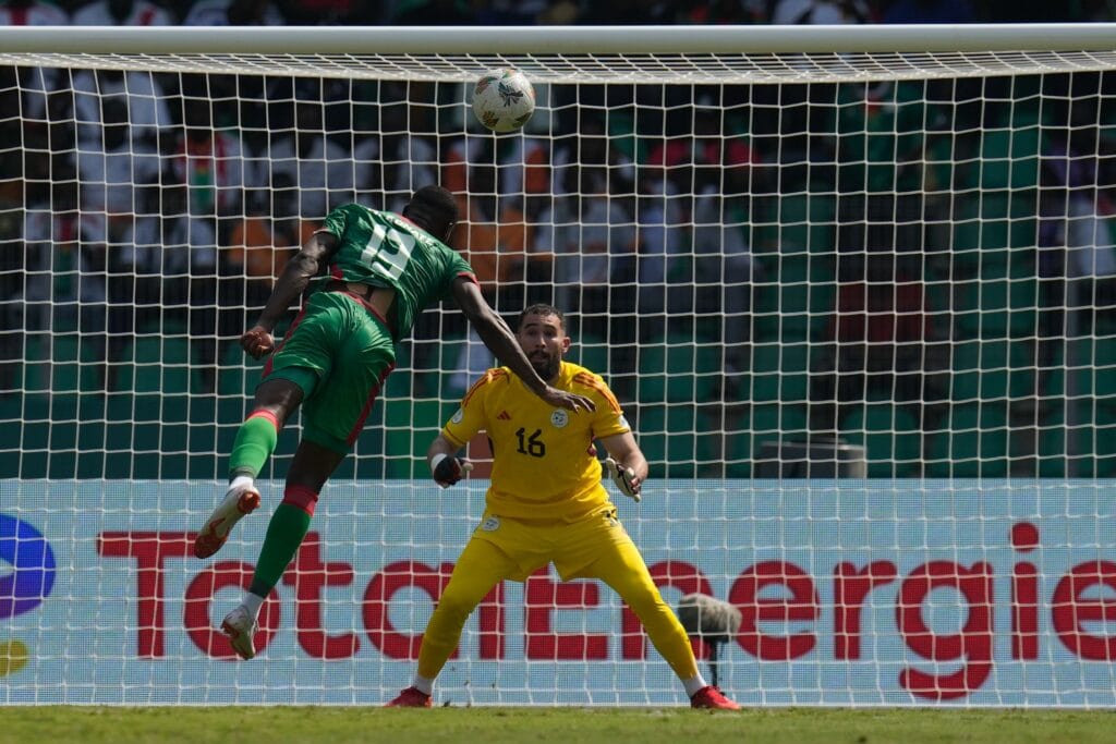 CAN 2023 : Le Burkina Faso craque et laisse filer la qualification contre l'Algérie (2-2) - wiwsport CAN 2023 : Le Burkina Faso craque et laisse filer la qualification contre l'Algérie (2-2) - wiwsport