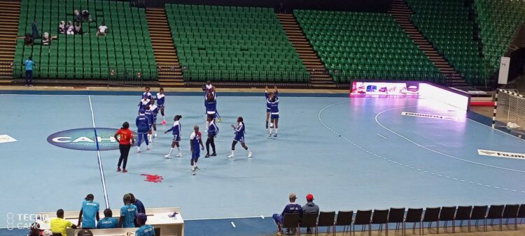 Hand-ball – (finale dames) Diadji Sarr s'adjuge le trophée de la Coupe du Sénégal - wiwsport Hand-ball – (finale dames) Diadji Sarr s'adjuge le trophée de la Coupe du Sénégal - wiwsport
