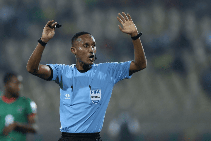 CAN 2023 : L'arbitre burundais Pacifique Ndabihawenimana au sifflet de Guinée-Sénégal - wiwsport CAN 2023 : L'arbitre burundais Pacifique Ndabihawenimana au sifflet de Guinée-Sénégal - wiwsport
