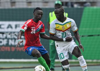 Senegal's midfielder #10 Sadio Mane (R) fights for the ball with Gambia's midfielder #24 Ebrima Darboe during the Africa Cup of Nations (CAN) 2024 group C football match between Senegal and Gambia at Stade Charles Konan Banny in Yamoussoukro on January 15, 2024. (Photo by Issouf SANOGO  / AFP)