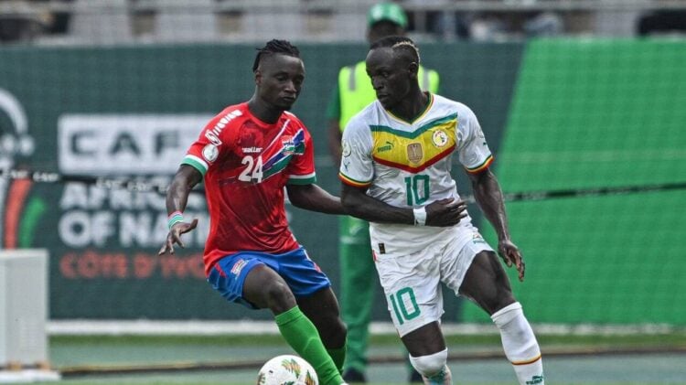Sadio Mané : "On a gagné c'est l'essentiel (...) Pour la suite on a déja l'expérience de la CAN" - wiwsport Senegal's midfielder #10 Sadio Mane (R) fights for the ball with Gambia's midfielder #24 Ebrima Darboe during the Africa Cup of Nations (CAN) 2024 group C football match between Senegal and Gambia at Stade Charles Konan Banny in Yamoussoukro on January 15, 2024. (Photo by Issouf SANOGO / AFP)