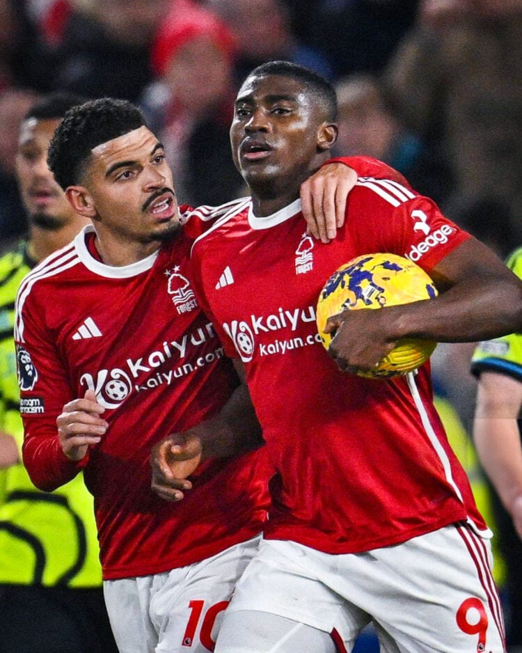 Premier League : Le NigérianTaiwo Awoniyi buteur face à Arsenal - wiwsport Premier League : Le NigérianTaiwo Awoniyi buteur face à Arsenal - wiwsport