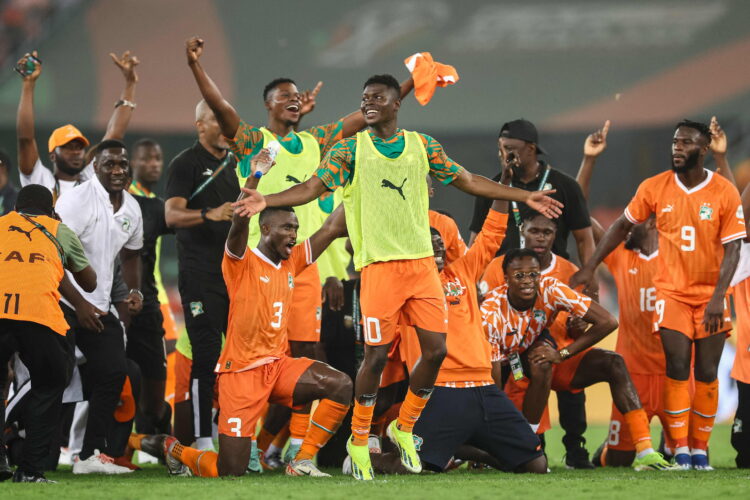 LIVE - #Wakhsakhalate - Bilan CAN 2023:la Côte d’Ivoire a-t-elle organisé la meilleure CAN de l’histoire ? - wiwsport Ivory Coast's players celebrate after winning at the end of the Africa Cup of Nations (CAN) 2024 semi-final football match between Ivory Coast and Democratic Repuplic of Congo at Alassane Ouattara Olympic Stadium in Ebimpe, Abidjan on February 7, 2024. (Photo by FRANCK FIFE / AFP)