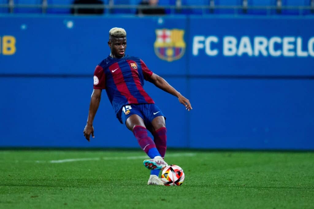 Primera RFEF : Mikayil Faye marque son premier but avec le Barça Atlètic... et sort sur blessure - wiwsport Primera RFEF : Mikayil Faye marque son premier but avec le Barça Atlètic... et sort sur blessure - wiwsport