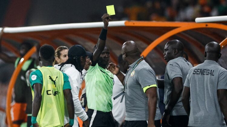 CAN 2023 : La CAF sanctionne les arbitres du match controversé entre la Côte d'Ivoire et le Sénégal - wiwsport CAN 2023 : La CAF sanctionne les arbitres du match controversé entre la Côte d'Ivoire et le Sénégal - wiwsport