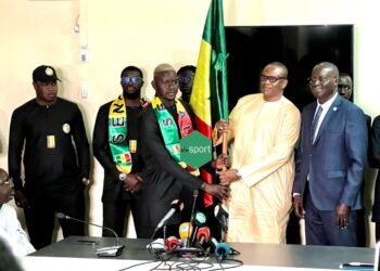 Mondial de Beach soccer : Le Ministre des Sports a remis le drapeau aux Lions - wiwsport