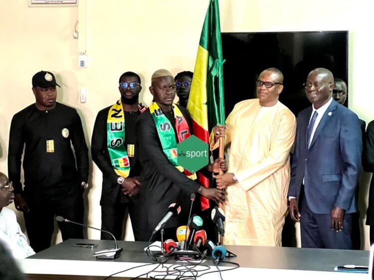 Mondial de Beach soccer : Le Ministre des Sports a remis le drapeau aux Lions - wiwsport Mondial de Beach soccer : Le Ministre des Sports a remis le drapeau aux Lions - wiwsport