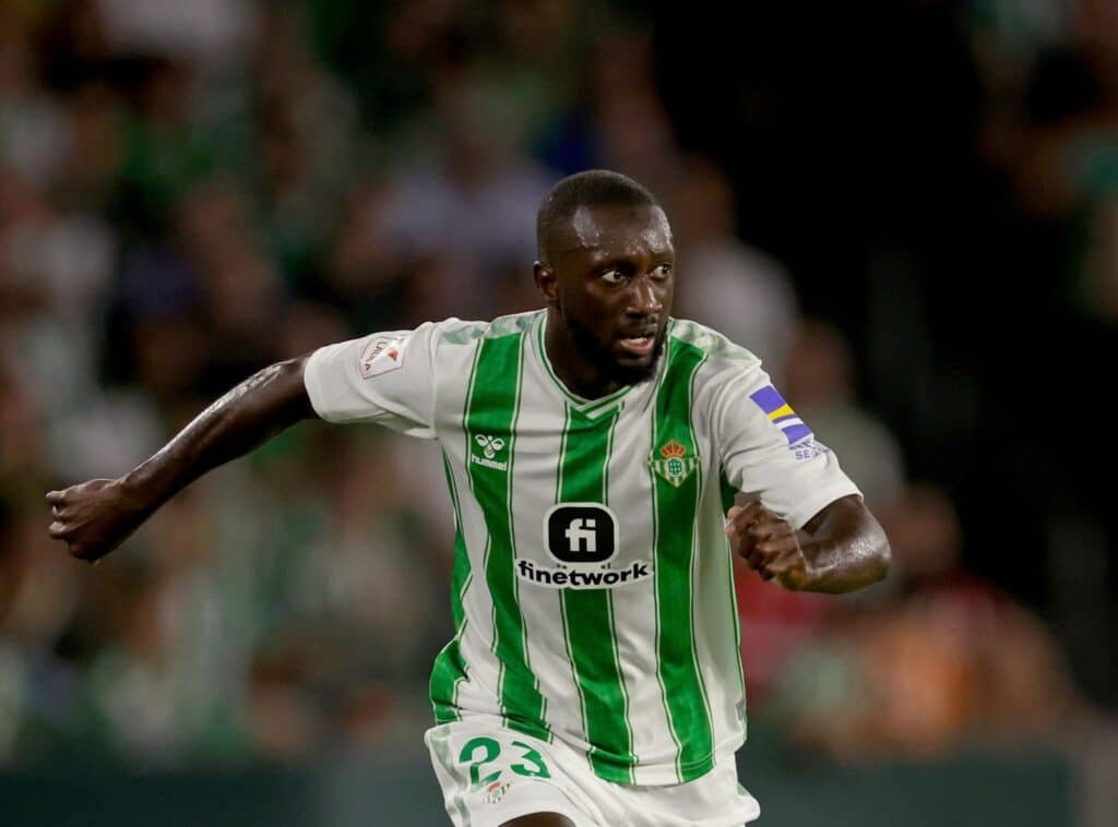 Real Betis : Youssouf Sabaly fait officiellement son retour dans le groupe contre Alavés - wiwsport Real Betis : Youssouf Sabaly fait officiellement son retour dans le groupe contre Alavés - wiwsport