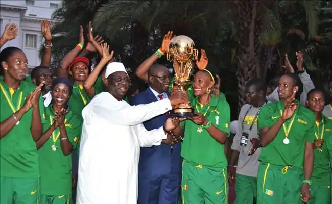 Basket : Promesse de logements par Macky Sall après le sacre de 2015, les Lionnes toujours dans l'attente des clés, près de 10 ans après - wiwsport Basket : Promesse de logements par Macky Sall après le sacre de 2015, les Lionnes toujours dans l'attente des clés, près de 10 ans après - wiwsport