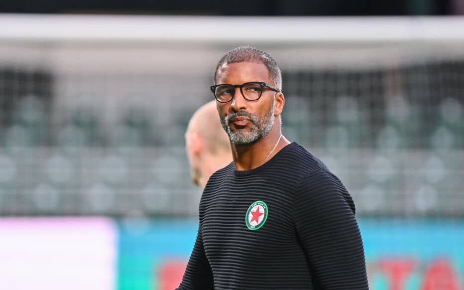 Reconversion des anciens internationaux : Habib Bèye, un début prometteur - wiwsport Habib BEYE head coach of Red Star during the National 1 match between Red Star Football Club and Football Club Sochaux-Montbeliard at Stade Bauer on August 25, 2023 in Saint-Ouen, France. (Photo by Anthony Dibon/Icon Sport)