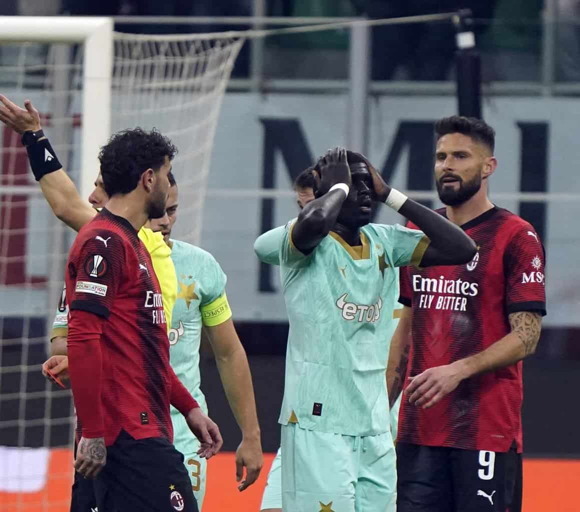 Ligue Europa : El Hadji Malick Diouf voit rouge, le Slavia Prague s'incline contre l'AC Milan - wiwsport Ligue Europa : El Hadji Malick Diouf voit rouge, le Slavia Prague s'incline contre l'AC Milan - wiwsport