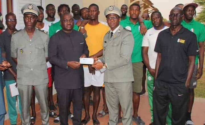 BAL 2024 : L'AS Douanes reçoit un million de Fcfa de la Fédération Sénégalaise de Basketball - wiwsport BAL 2024 : L'AS Douanes reçoit un million de Fcfa de la Fédération Sénégalaise de Basketball - wiwsport