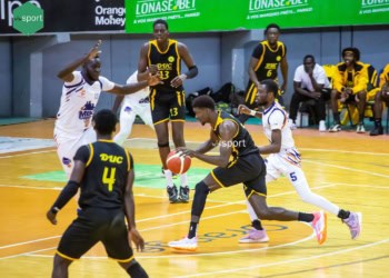 Tout en images : DUC domine Mermoz BC (61-45) et renforce sa position de leader du groupe B avec une victoire pleine d'actions - wiwsport