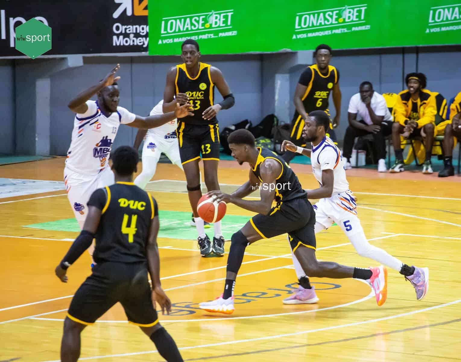 Tout en images : DUC domine Mermoz BC (61-45) et renforce sa position de leader du groupe B avec une victoire pleine d'actions - wiwsport Tout en images : DUC domine Mermoz BC (61-45) et renforce sa position de leader du groupe B avec une victoire pleine d'actions - wiwsport