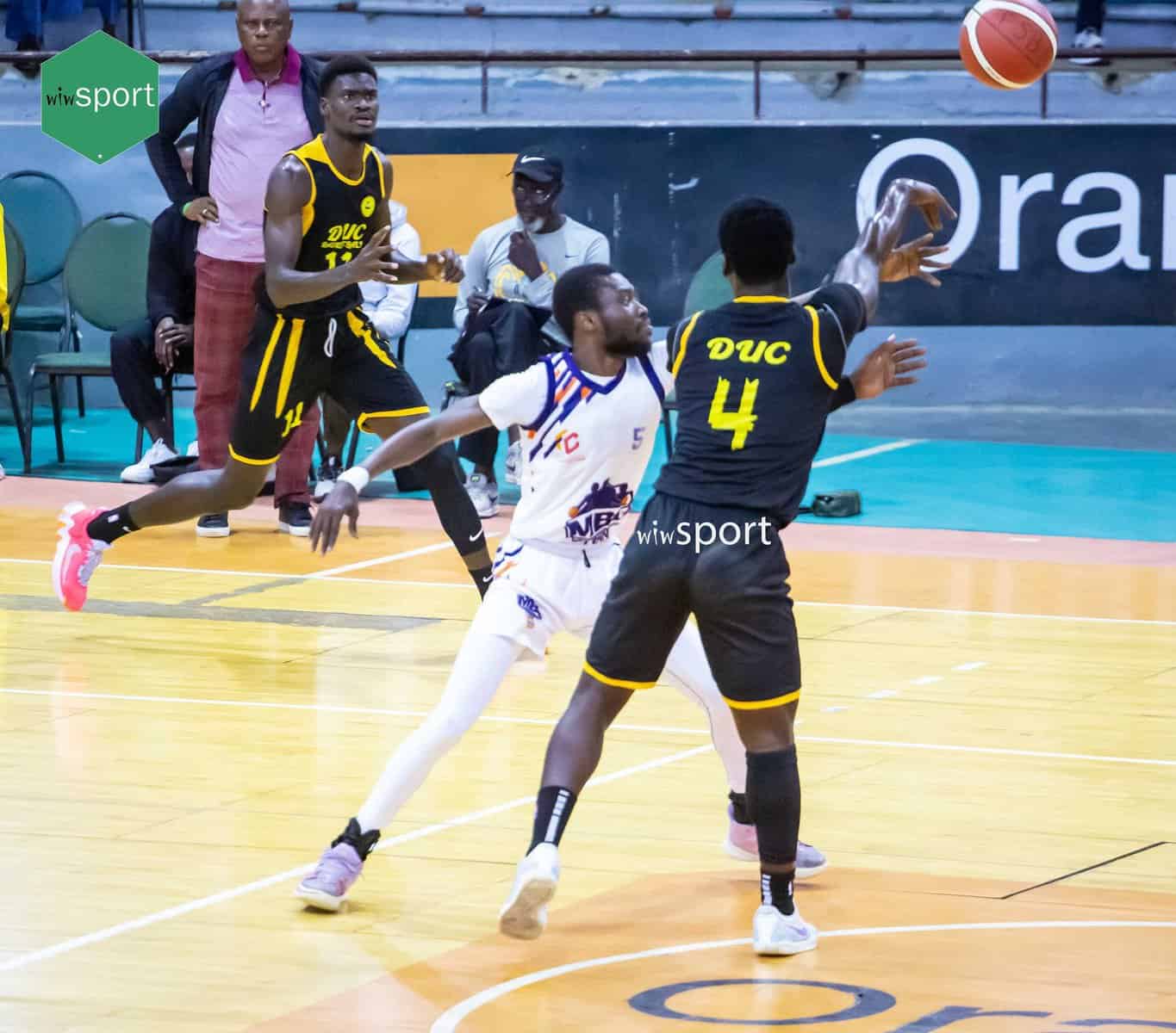 Tout en images : DUC domine Mermoz BC (61-45) et renforce sa position de leader du groupe B avec une victoire pleine d'actions - wiwsport Tout en images : DUC domine Mermoz BC (61-45) et renforce sa position de leader du groupe B avec une victoire pleine d'actions - wiwsport