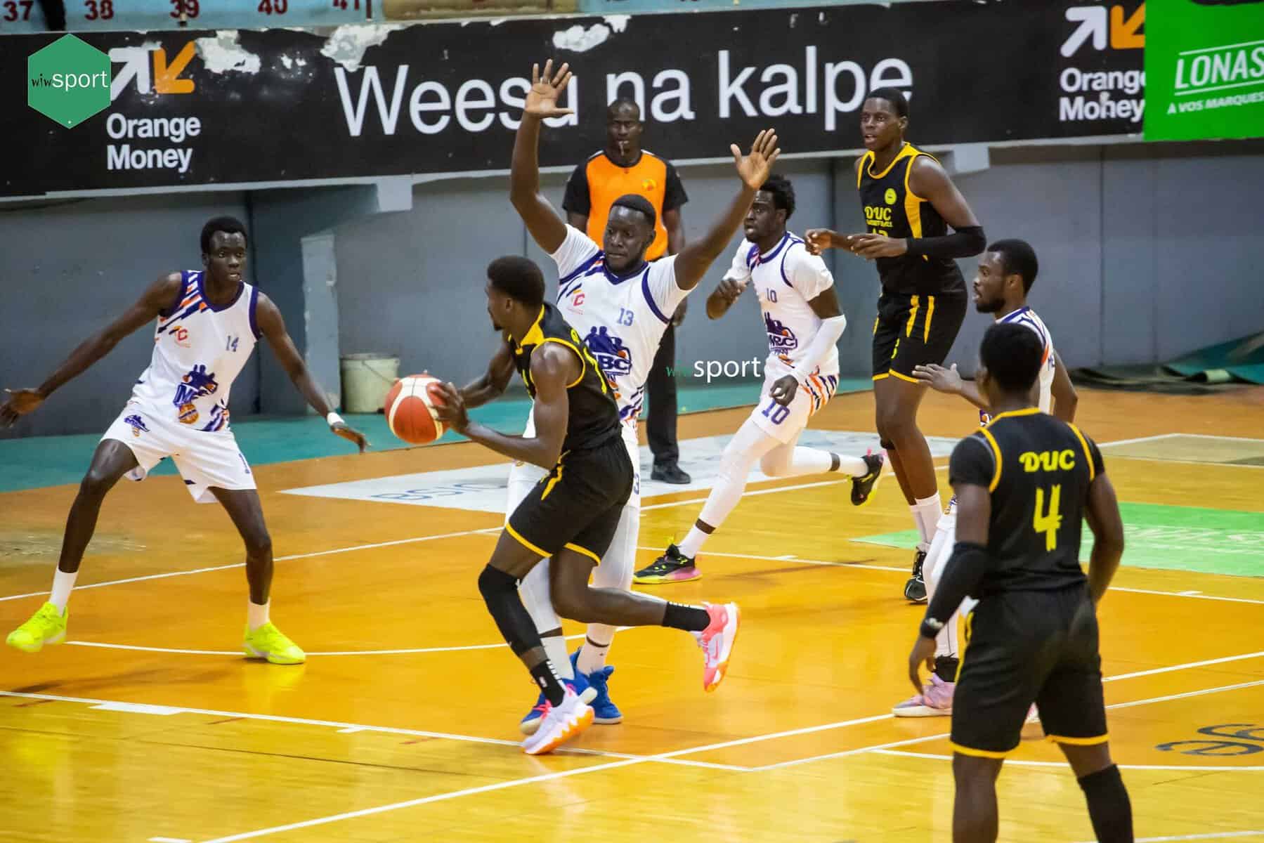 Tout en images : DUC domine Mermoz BC (61-45) et renforce sa position de leader du groupe B avec une victoire pleine d'actions - wiwsport Tout en images : DUC domine Mermoz BC (61-45) et renforce sa position de leader du groupe B avec une victoire pleine d'actions - wiwsport