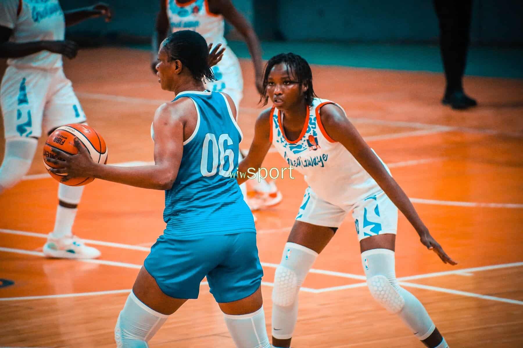 En images exclusives : GBA remporte la victoire face à Jeanne d'Arc avec un score final de 61 à 60, se qualifiant ainsi pour la finale de la coupe de ligue Dames - wiwsport En images exclusives : GBA remporte la victoire face à Jeanne d'Arc avec un score final de 61 à 60, se qualifiant ainsi pour la finale de la coupe de ligue Dames - wiwsport