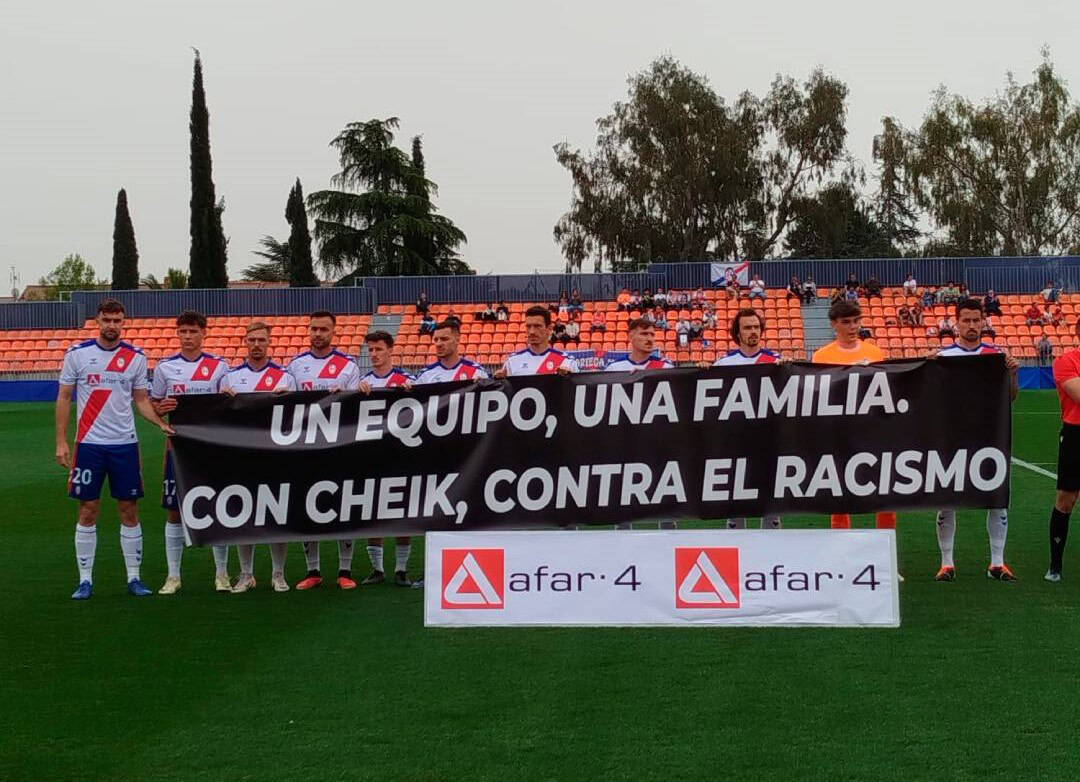 Espagne : Les joueurs du Rayo Majadahonda protestent en plein match contre la sanction de Cheikh Kane Sarr - wiwsport Crédit image : MARCA
