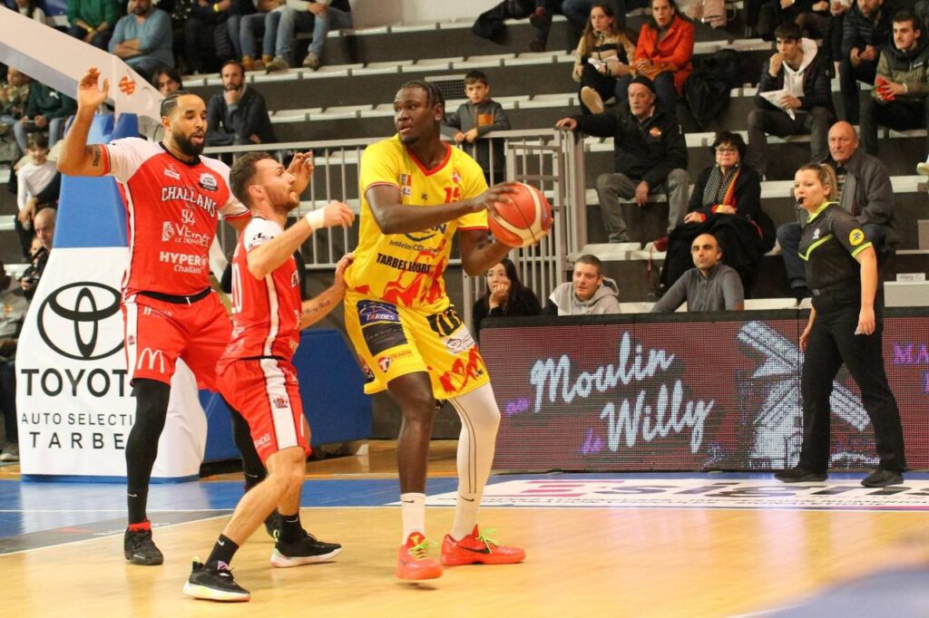 Playoffs N1 : Tidiane Badiane et Tarbes Lourdes s'imposent face à Boulogne (93-91), prenant une bonne option pour les quarts - wiwsport Playoffs N1 : Tidiane Badiane et Tarbes Lourdes s'imposent face à Boulogne (93-91), prenant une bonne option pour les quarts - wiwsport