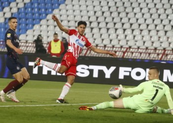 Beograd, 24. aprila 2024.-Utakmica polufinala Kupa Srbije izmeðu Crvene zvezde i Partizana poèela je minutom æutanja u èast preminulog ekonoma crveno-belih Dragana Milanoviæa. Po zavretku minuta æutanja svi fudbaleri Partizana su prili klupi gde se nalaze rezervni igraèi i struèni tab "crno-belih". Svi su se zagrlili i prièali su pet minuta.  FOTO TANJUG/ MARKO ÐOKOVIÆ/ nr
